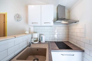 Kjøleskap, kokeplater, kaffetrakter/tekoker og brødrister