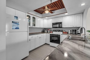 Condo, Multiple Beds (Sand Castle 2901- Premier) | Private kitchen | Oven