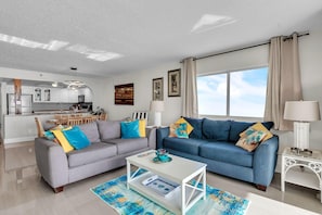 Condo, várias camas (Sand Castle II #2901- Premier) | Área de estar | TV