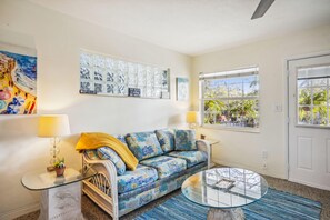 Leilighet, 1 kingsize-seng med sovesofa (Beach Quarters #6) | Oppholdsområde | TV