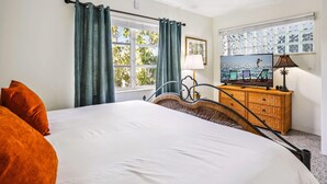 Kondominium, 1 Tempat Tidur King dengan tempat tidur Sofa (Beach Quarters #6)