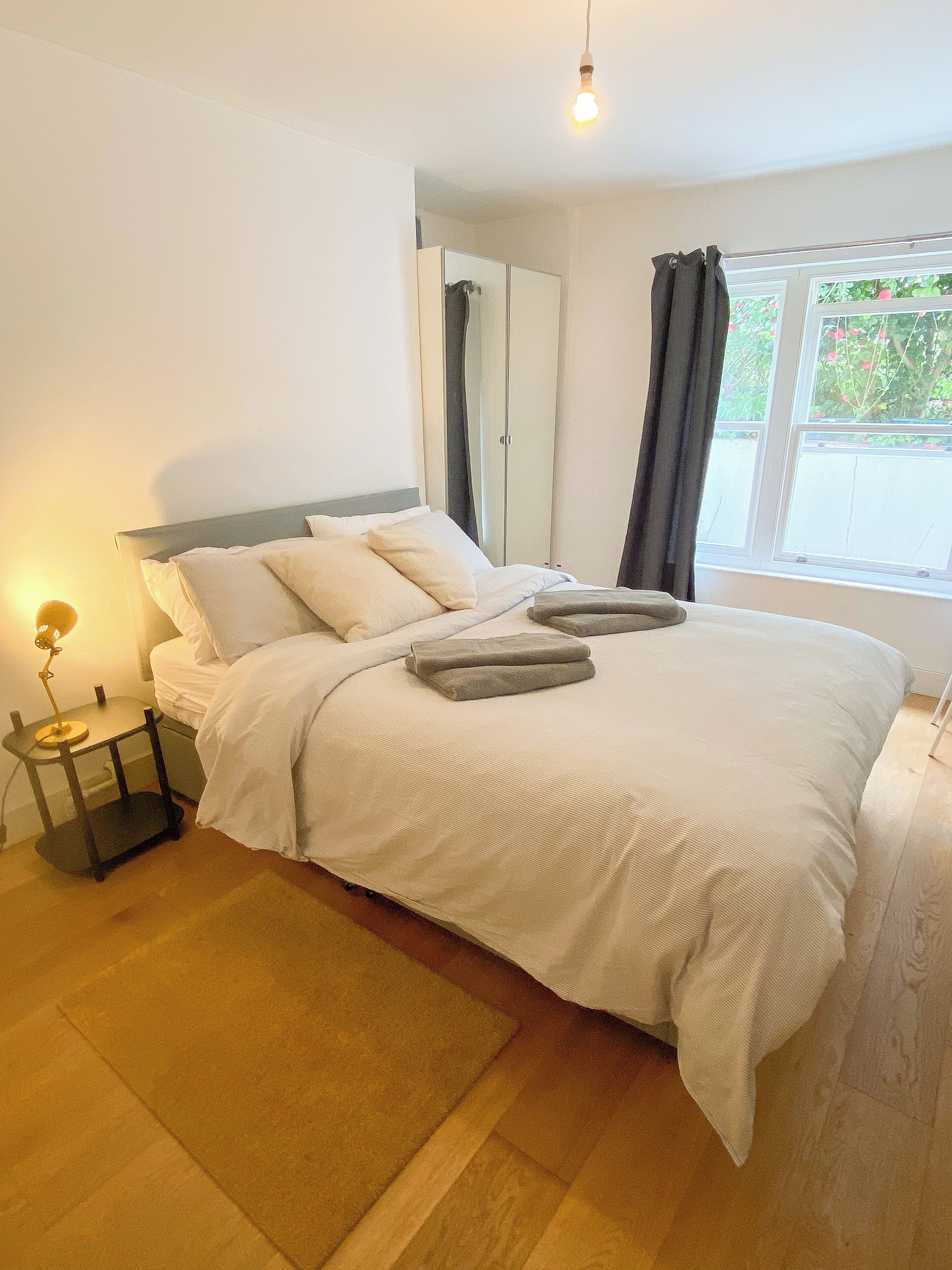 2 bedrooms, iron/ironing board, internet, bed sheets