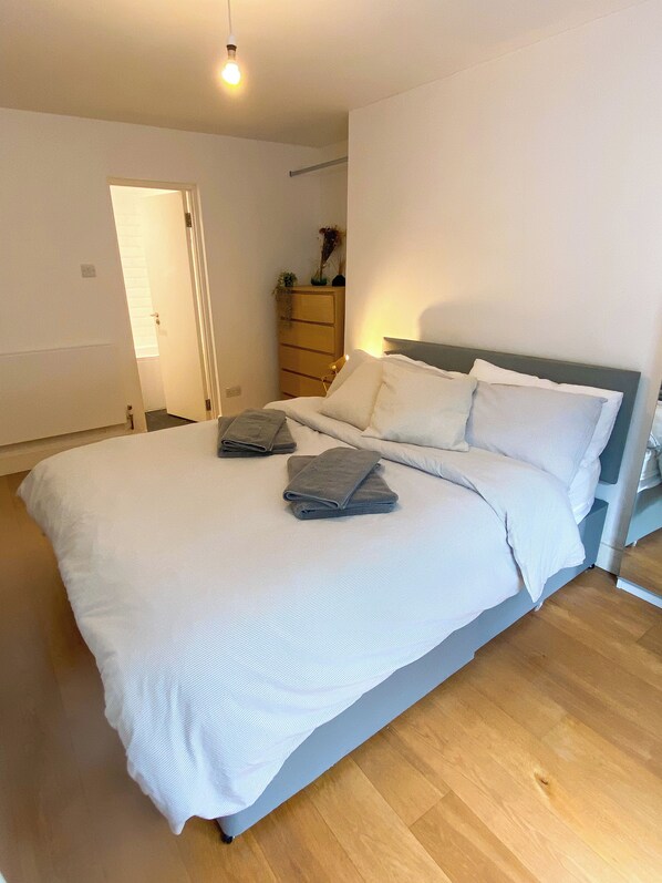 2 bedrooms, iron/ironing board, internet, bed sheets