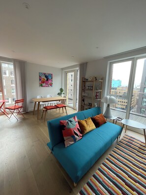 Televisión, estéreo y oficina 