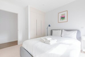 1 bedroom, iron/ironing board, Internet, bed sheets - Stylish 2BD Oasis with Balcony, South East London (London)