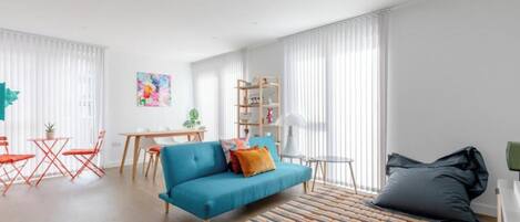 Fernseher, Stereoanlage, Arbeitsbereiche