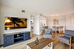 Apartment, 1 King-Bett und Schlafsofa (Land's End 1-406 Bay Front - Premier) | Wohnbereich | Fernseher