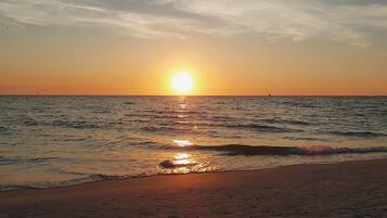 Condo, nhiều giường (Sunset Vistas 207S) | Bãi biển | Trên bãi biển