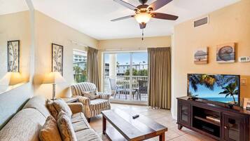 Condo, nhiều giường (Sunset Vistas 207S) | Khu phòng khách | TV