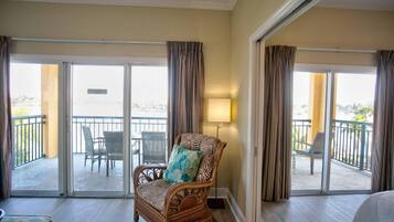 Condo, nhiều giường (Palms Of Treasure Island #210) | Khu phòng khách | TV