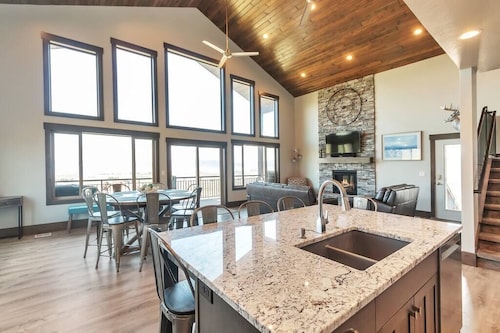 2 Bear Lake House - Stunning Views, Spa Onsite! (35+ Guests)