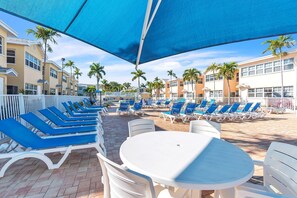 Appartement, meerdere bedden (Barefoot Beach Resort A202) | Buiten dineren