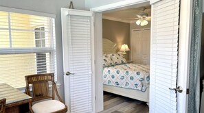 Appartement, meerdere bedden (Barefoot Beach Resort A202) | 1 slaapkamer, wifi