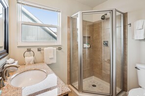 Maison, plusieurs lits (Gulfport Getaway) | Salle de bain | Savon, papier toilette