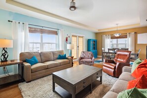 Casa, varias camas (Gulfport Getaway) | Zona de estar | Una televisión