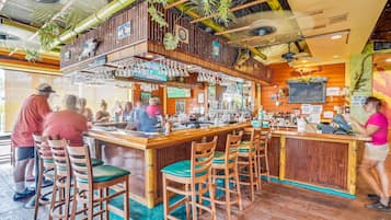 Condo, varias camas (Harbourside 7716- Splash On The Rocks) | Bar (en la propiedad)