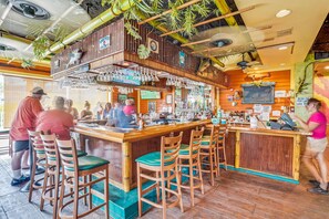 Leilighet, flere senger (Harbourside 7716- Splash On The Rocks) | Bar (på overnattingsstedet)