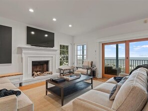 하우스, 침대(여러 개) (Walks On The Shore) | 거실 공간 | TV