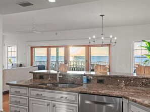 하우스, 침대(여러 개) (Walks On The Shore) | 내부