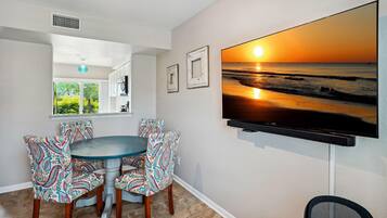 House, Multiple Beds (Mirada Manor) | Dining