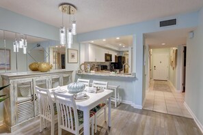 Condo, 1 cama King size (Land's End 5-203 Gulf-Bay Front - Pre) | Restaurantes