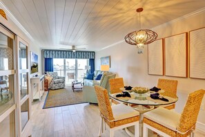 Living area - Land's End 5-203 Gulf-bay Front - Premier (Treasure Island)