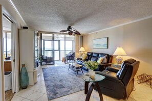 Leilighet, flere senger (Surfside South #312) | Oppholdsområde | TV