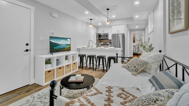 Un appartement moderne comprenant un salon, une cuisine et un coin repas.