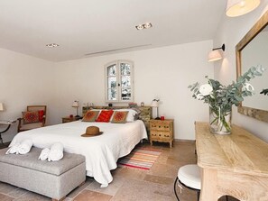 5 slaapkamers, een bureau, een strijkplank/strijkijzer, gratis wifi