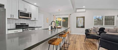 Geladeira, micro-ondas, fogão, cooktop