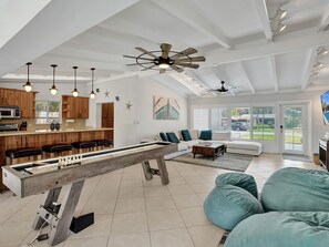 Smart TV, books - Seaside Retreat. Heated Pool/BBQ. Tiki Bar (Fort Lauderdale)