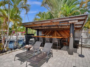 Outdoor dining - Seaside Retreat. Heated Pool/BBQ. Tiki Bar (Fort Lauderdale)