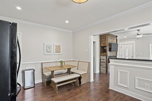 Dining - 5BR Group Getaway, Pet-Friendly Ideal for Weddings (Greenville)