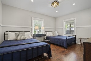 5 bedrooms, iron/ironing board, travel cot, WiFi - 5BR Group Getaway, Pet-Friendly Ideal for Weddings (Greenville)