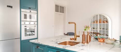 電子レンジ、オーブン、コンロ、食器洗い機