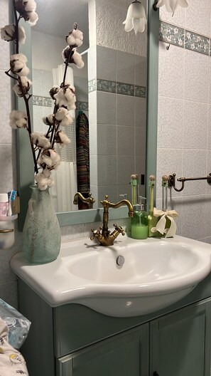 Shower, hair dryer, bidet, towels - Villa Pampaloni (Fabrica di Roma)