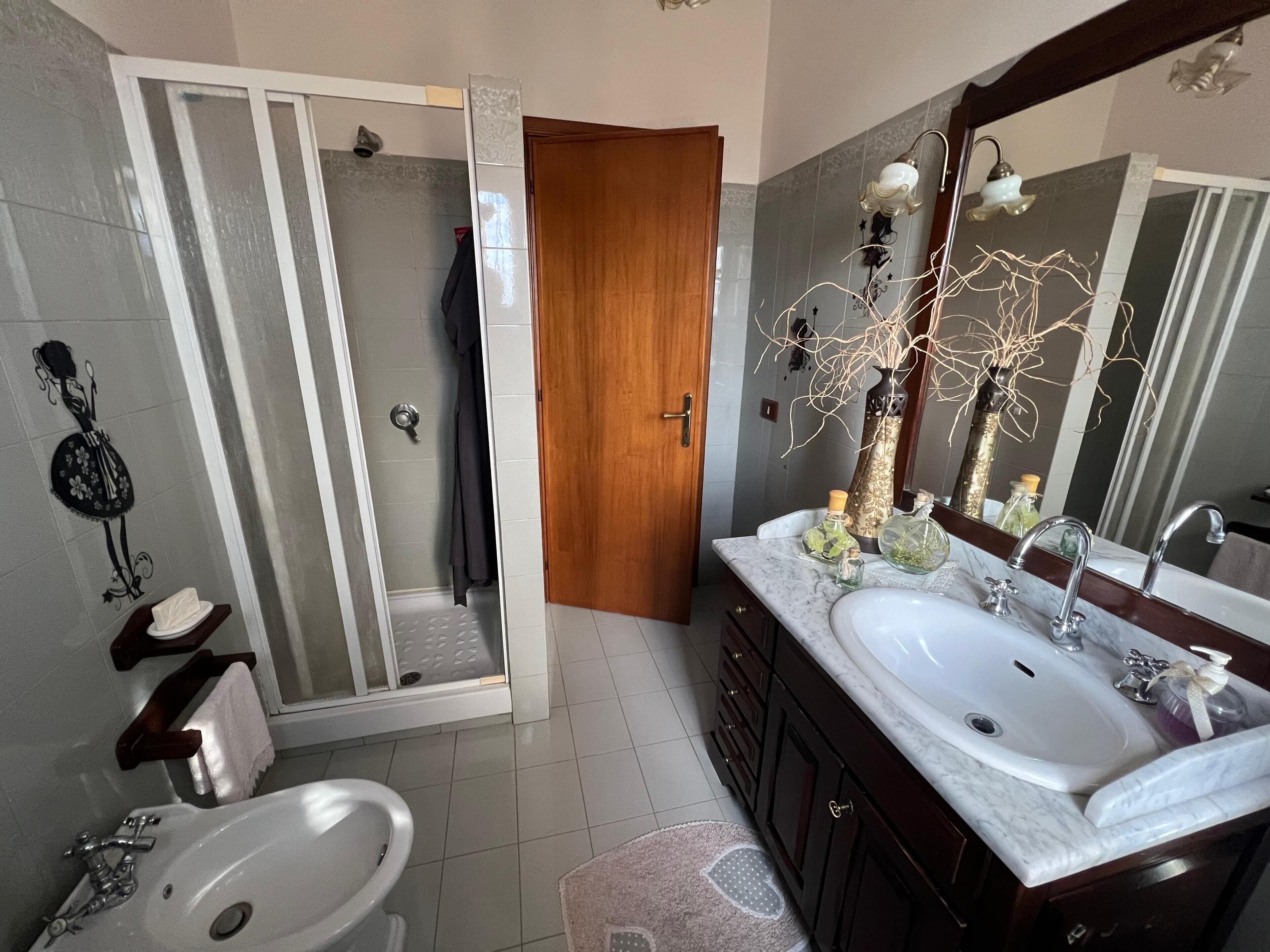 Dusche, Haartrockner, Bidet, Handtücher
