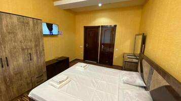 1 habitación, tabla de planchar con plancha, wifi y ropa de cama