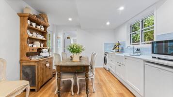 Mikrowelle, Toaster, Kochgeschirr/Geschirr/Besteck, Esstisch