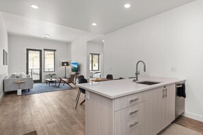 Lejlighed | Privat køkken | Køleskab, ovn, kogeplade, opvaskemaskine