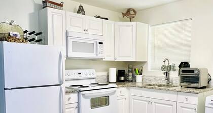 Modern Studio 10 Min to Beach with Kitchen, AC, Fast Wi-Fi and Private Bathroom.