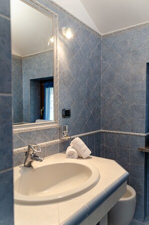 Douche, sèche-cheveux, bidet, serviettes fournies