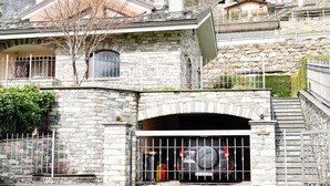 A stone house with a garage entrance, a tree in front, and a staircase leading to an upper level. - Sarre Skyline Apartment - Relaxation in Aosta Valley (Montan-angelin-arensod)