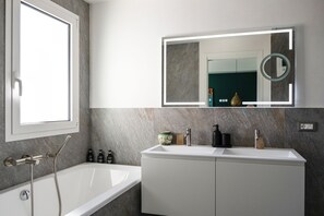 Shower, hair dryer, towels, soap - Prestigioso Attico (Palermo)