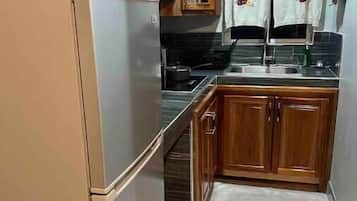 Réfrigérateur, micro-ondes, plaque de cuisson, bouilloire électrique