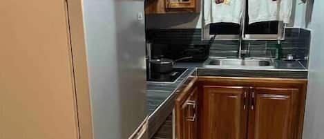 Réfrigérateur, micro-ondes, plaque de cuisson, bouilloire électrique
