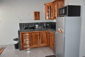 Jääkaappi, mikroaaltouuni, liesi, vedenkeitin