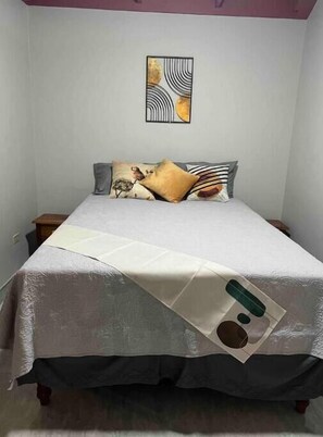 1 dormitori, planxa i posts de planxar, wifi i roba de llit 