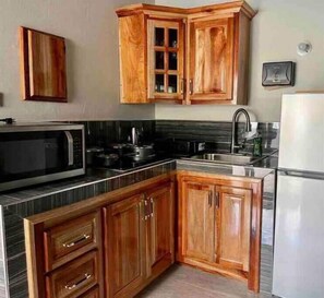 Frigorífic, microones, placa de cuina i bullidora elèctrica 