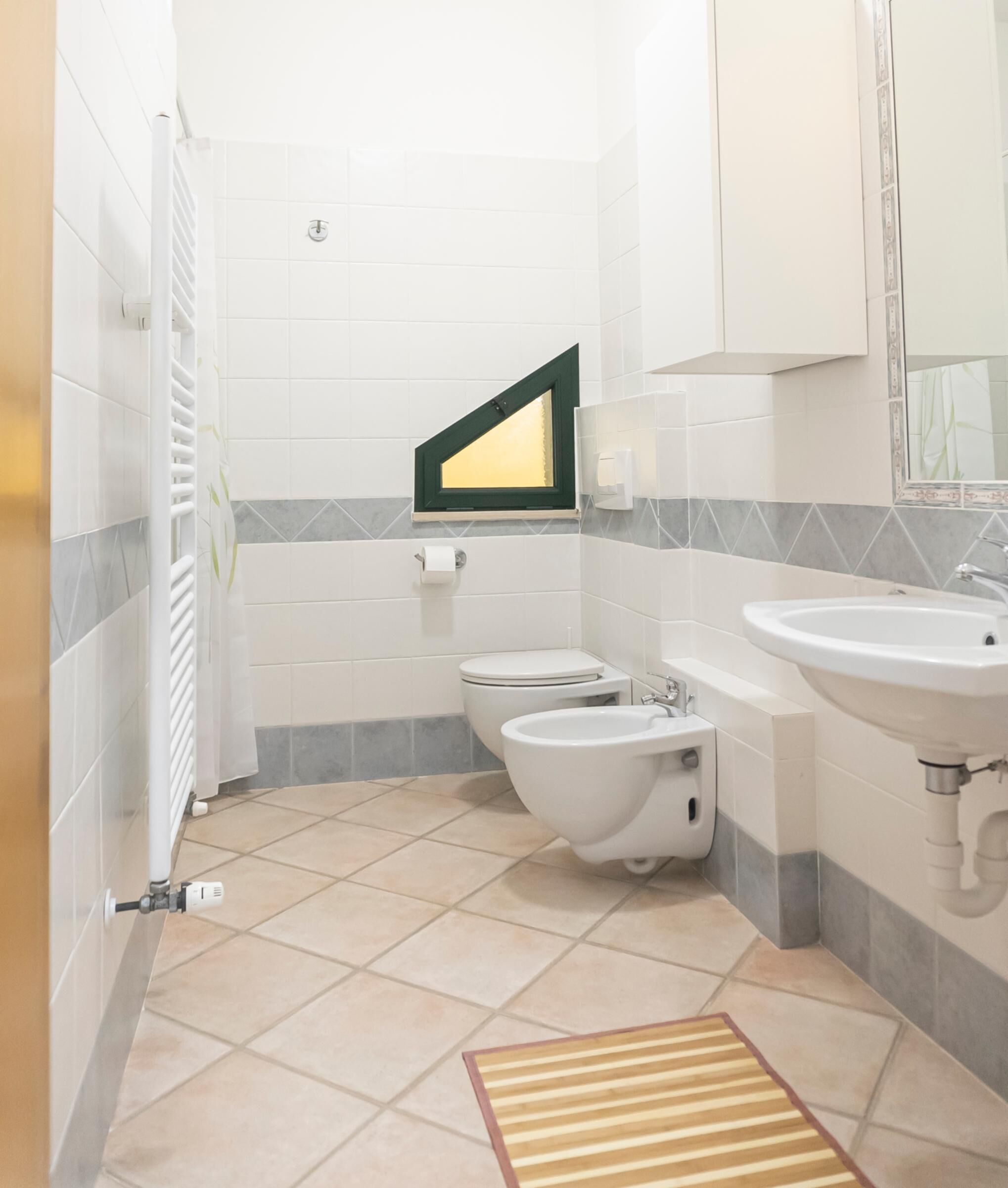 Douche, sèche-cheveux, bidet, serviettes fournies